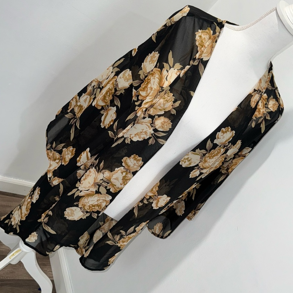 Black with gold roses - kimono.
